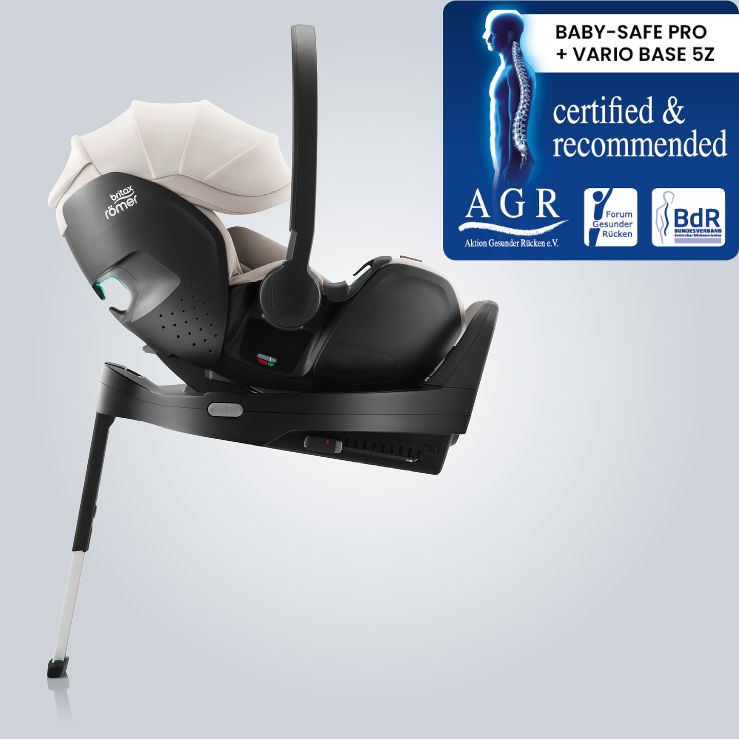 BABY-SAFE PRO babyautostoel in Soft Taupe, gemonteerd op een ISOFIX-basis met steunpoot, weergegeven in zijaanzicht met het Aktion Gesunder R&uuml;cken e.V. &ldquo;Tested & Recommended&rdquo;-keurmerk.