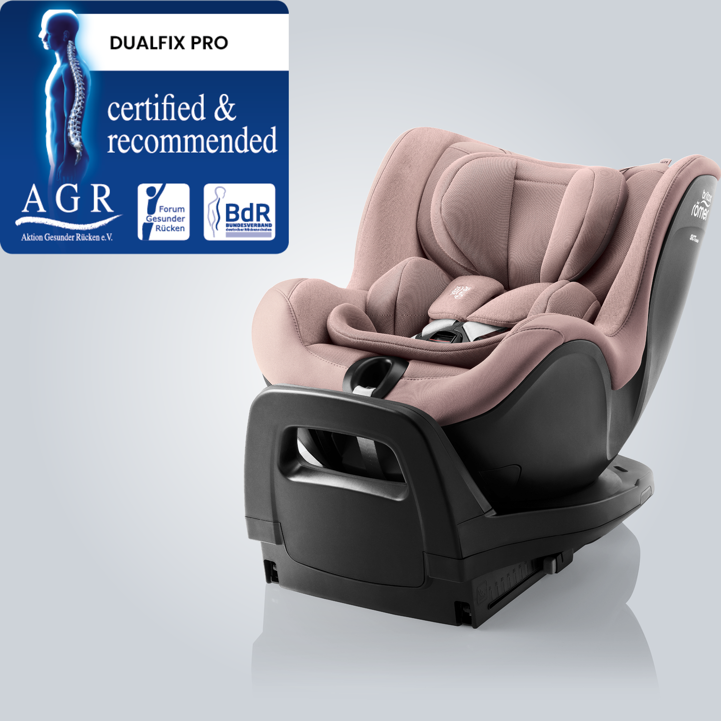 DUALFIX PRO in Dusty Rose, een 360&deg; draaibare babyautostoel met diepe zijvleugels en ge&iuml;ntegreerde basis, weergegeven in schuin vooraanzicht met het Aktion Gesunder R&uuml;cken e.V. &ldquo;Tested & Recommended&rdquo;-keurmerk.